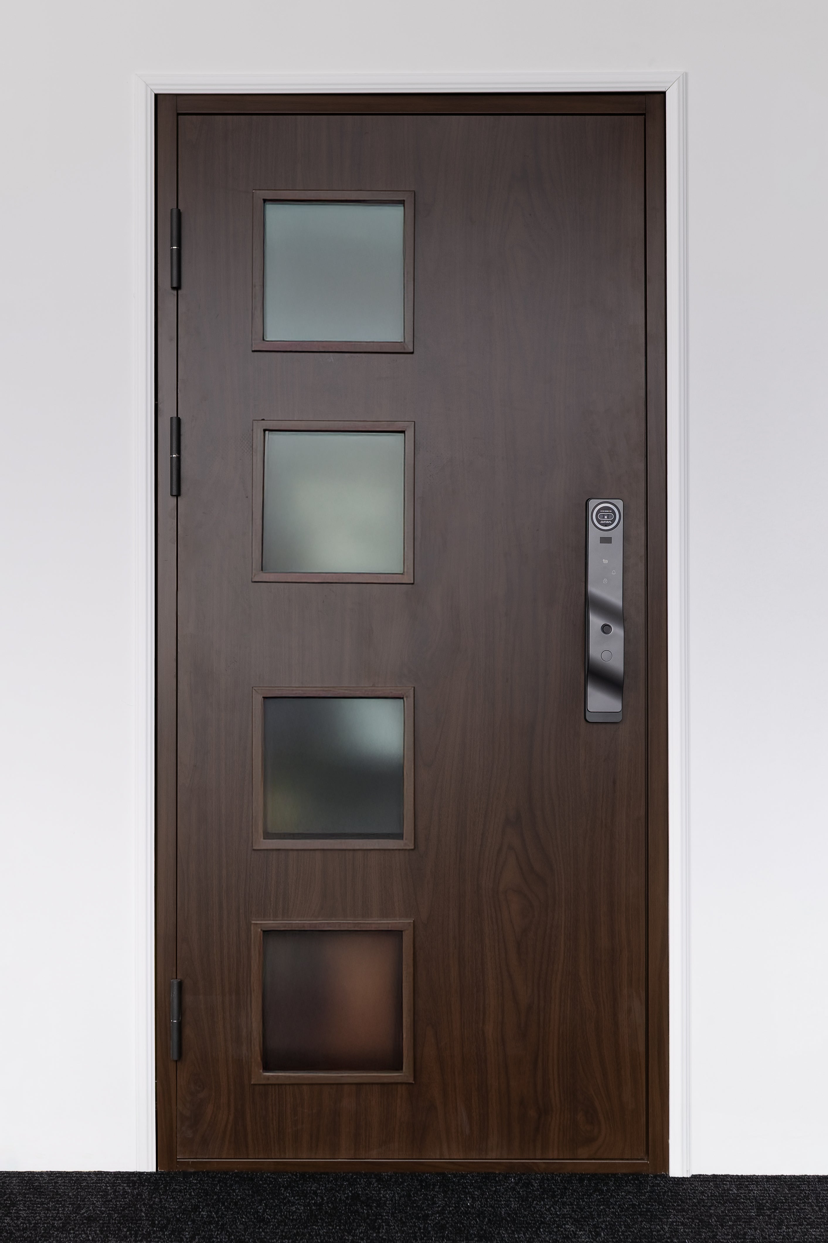 ESTETSKA NAPAKA – Toplotno izolirana varnostna vhodna vrata IronDOOR14 98×208 cm