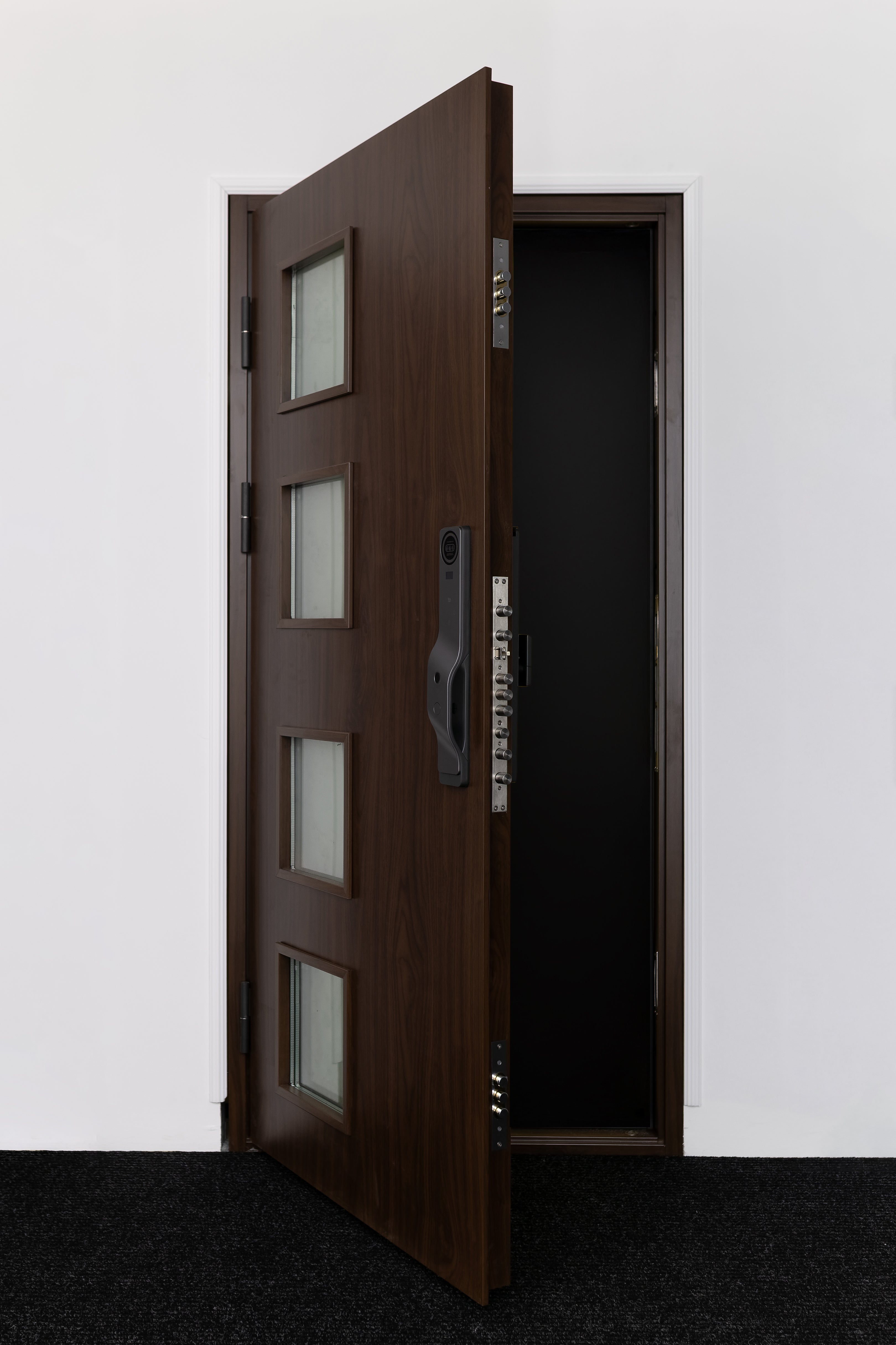 ESTETSKA NAPAKA – Toplotno izolirana varnostna vhodna vrata IronDOOR14 98×208 cm