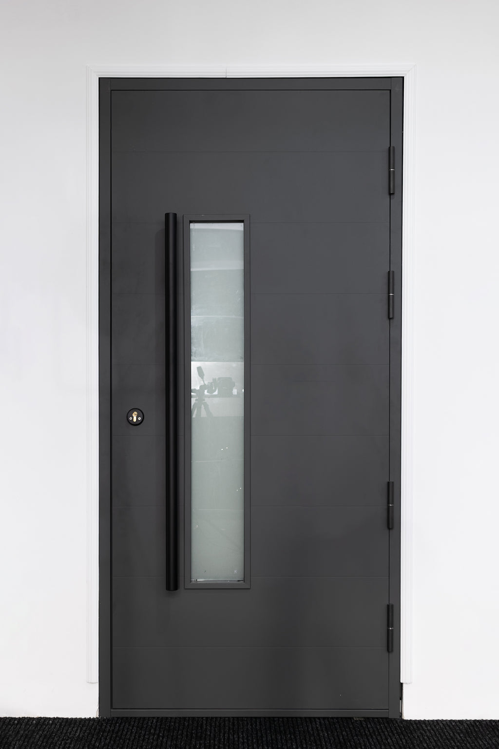 ESTETSKA NAPAKA – Toplotno izolirana varnostna vhodna vrata IronDOOR18 98×208 cm