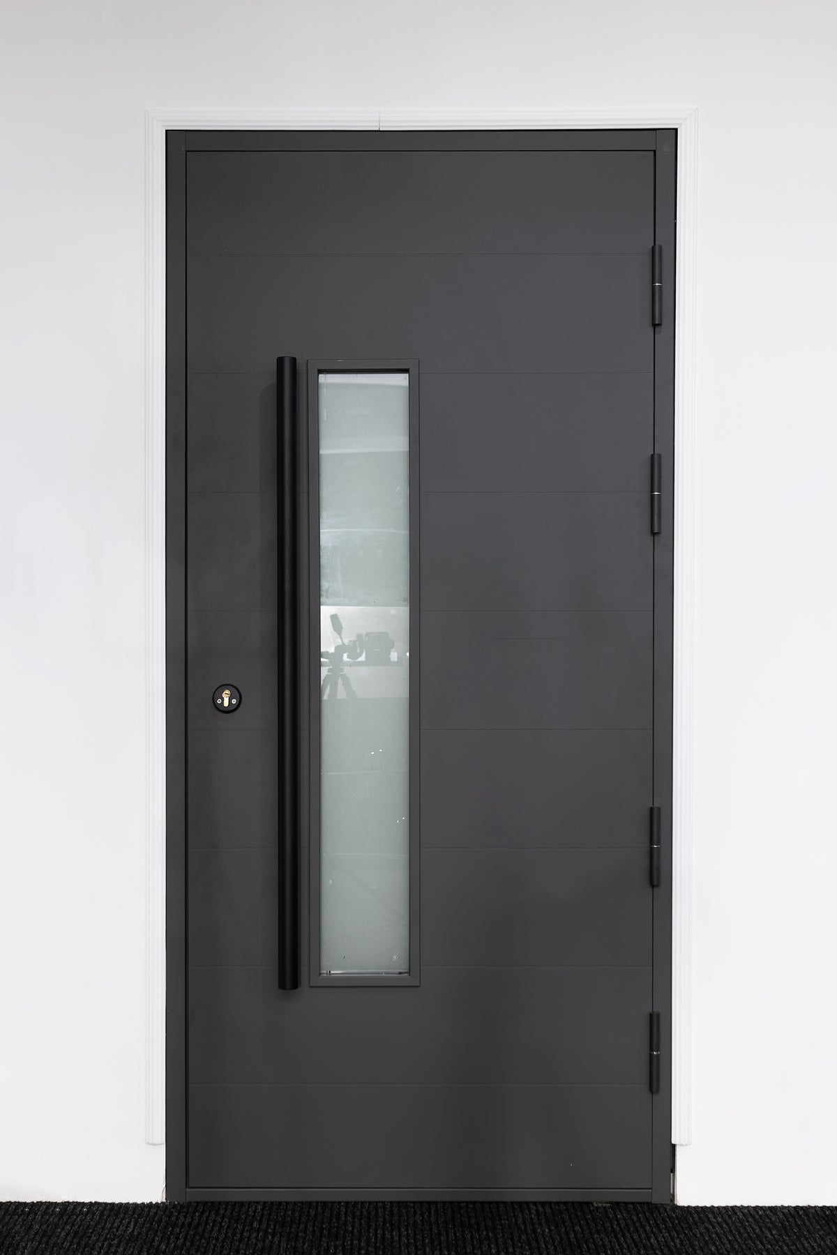 ESTETSKA NAPAKA – Toplotno izolirana varnostna vhodna vrata IronDOOR18 98×208 cm