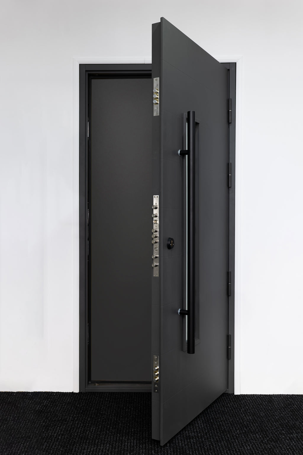 ESTETSKA NAPAKA – Toplotno izolirana varnostna vhodna vrata IronDOOR18 98×208 cm