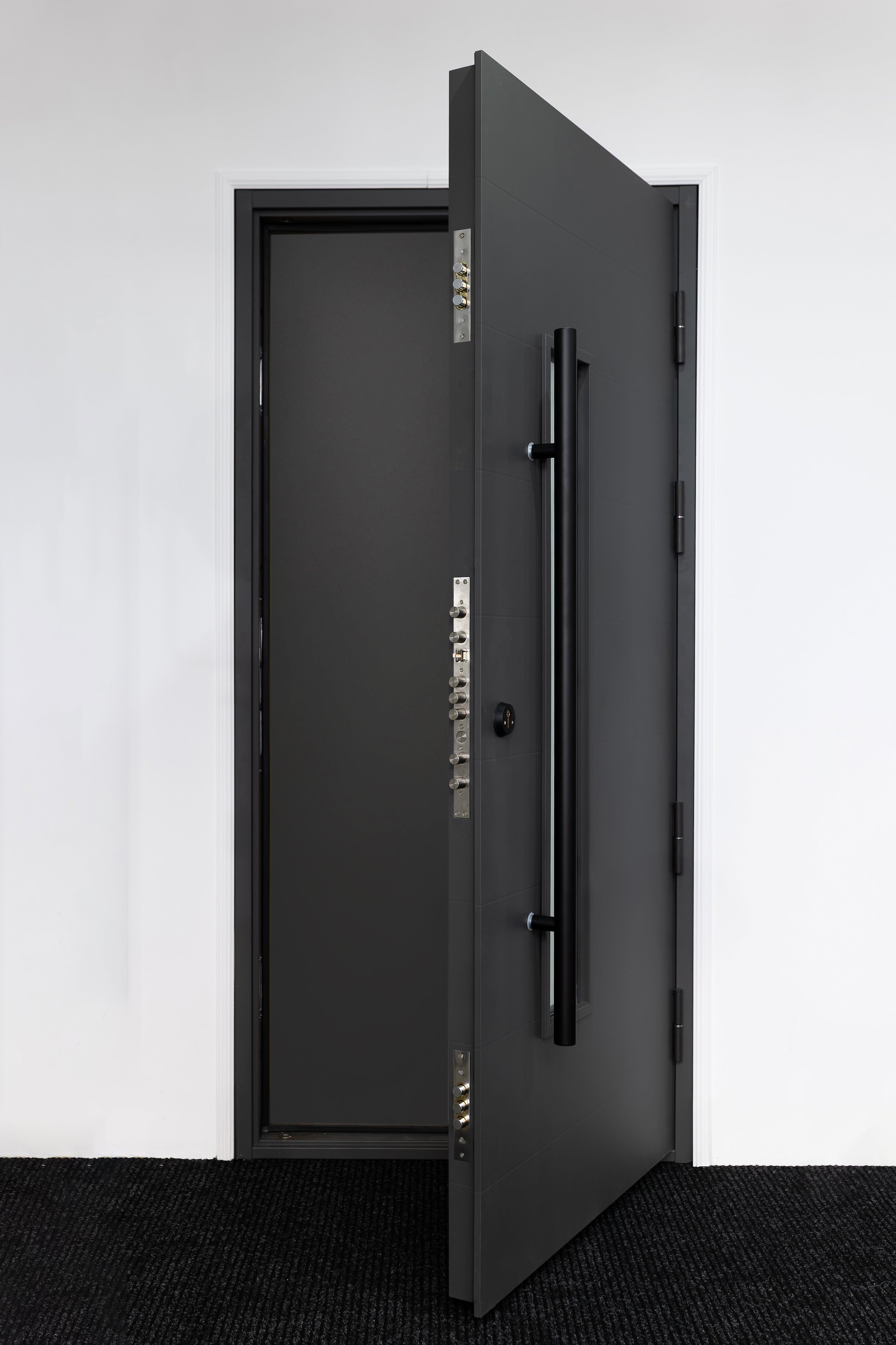 ESTETSKA NAPAKA – Toplotno izolirana varnostna vhodna vrata IronDOOR18 98×208 cm