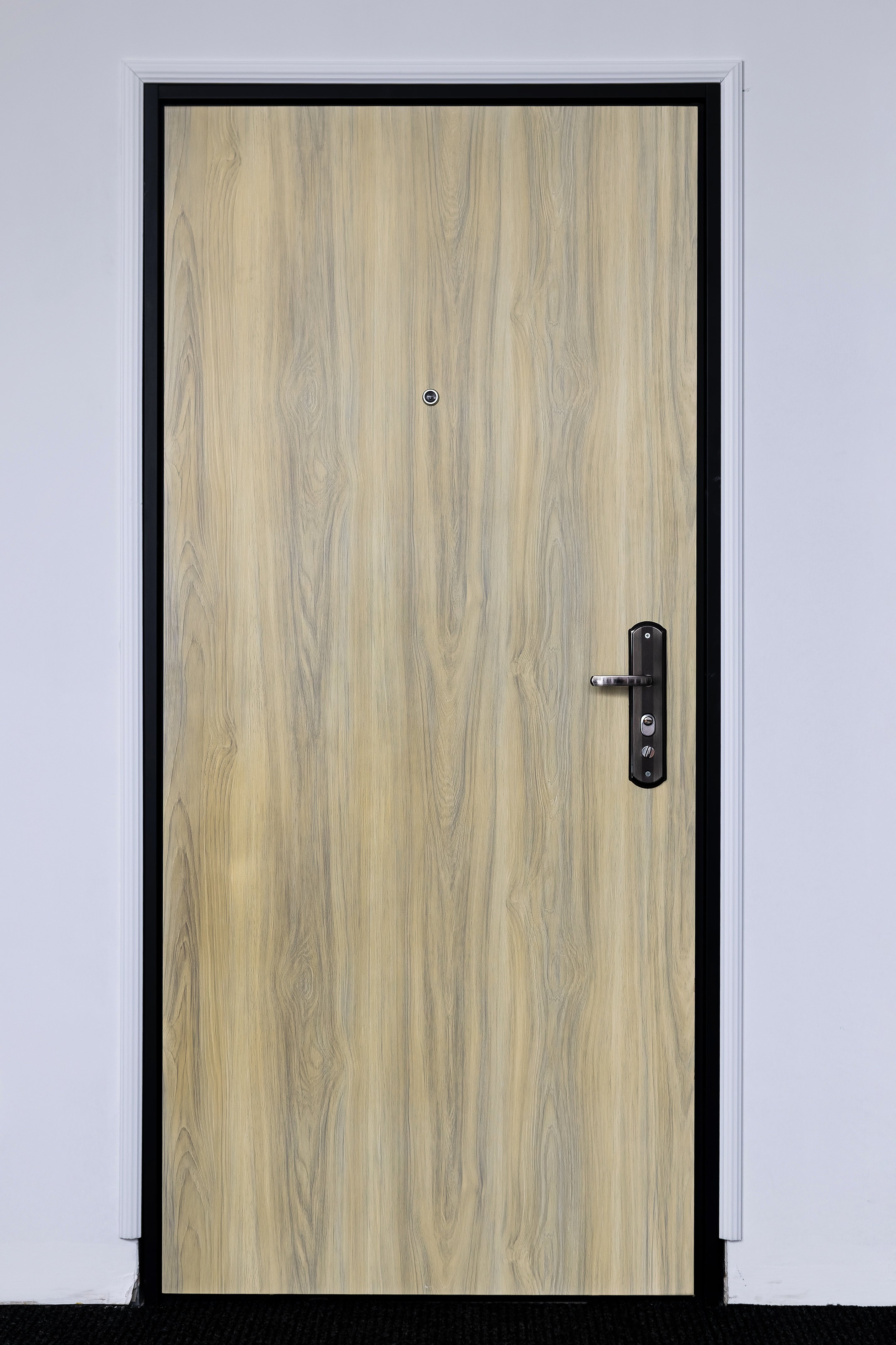 ESTETSKA NAPAKA – Toplotno izolirana varnostna vhodna vrata IronDOOR32 98×208 cm