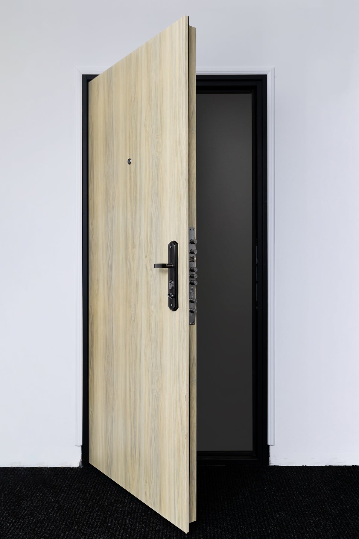 ESTETSKA NAPAKA – Toplotno izolirana varnostna vhodna vrata IronDOOR32 98×208 cm