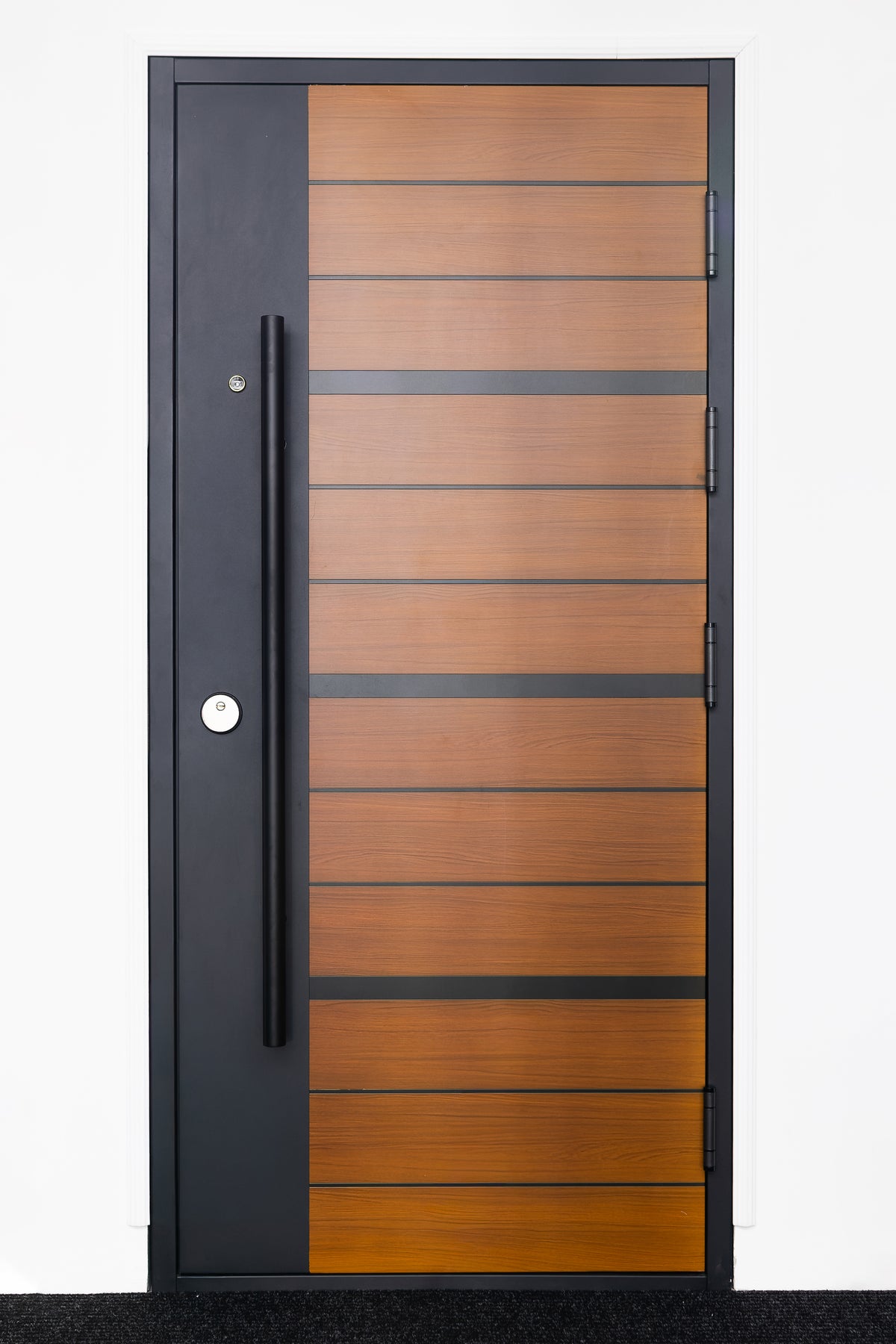 Z LEPOTNO NAPAKO – toplotno izolirana varnostna vhodna vrata IronDOOR24 98×208 cm
