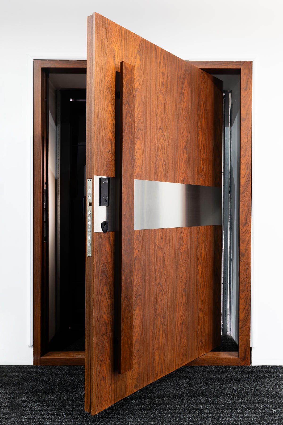 Toplotnoizolacijska varnostna vhodna vrata IronDOOR22 150×210 cm