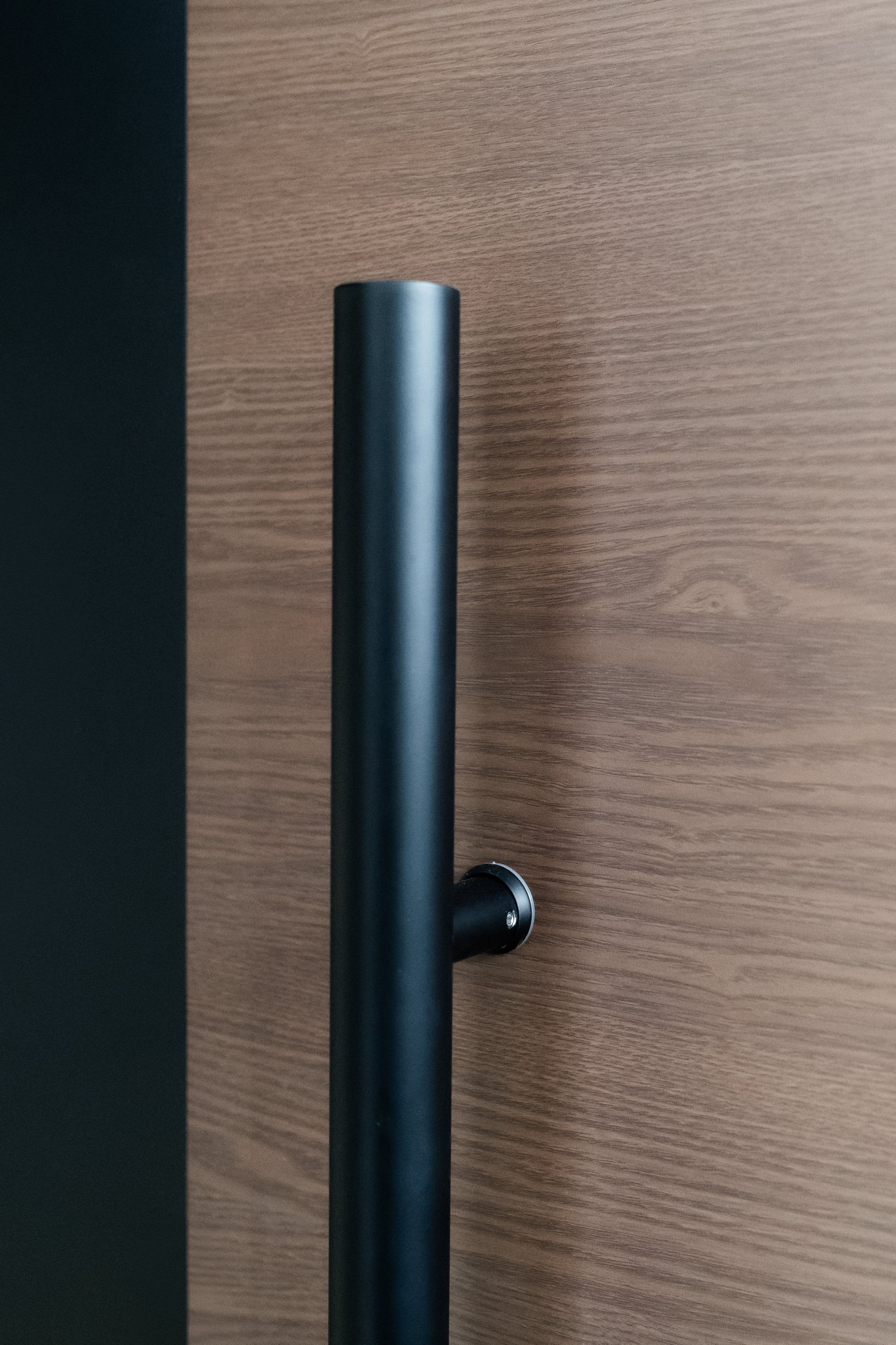 Toplotno izolirana varnostna vhodna vrata IronDOOR27 98×208 cm – vrhunska izvedba: 100-mm profil, s skritimi tečaji