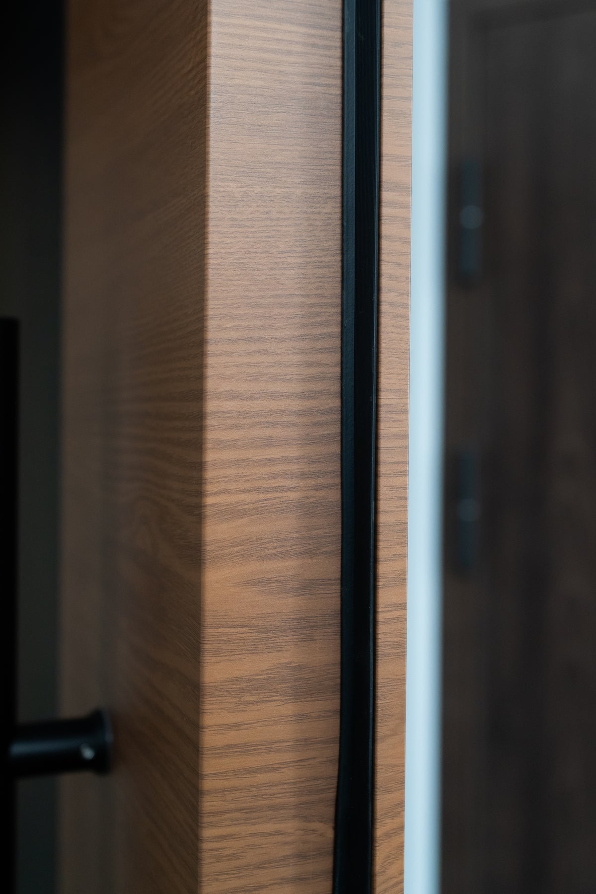 Toplotno izolirana varnostna vhodna vrata IronDOOR27 98×208 cm – vrhunska izvedba: 100-mm profil, s skritimi tečaji