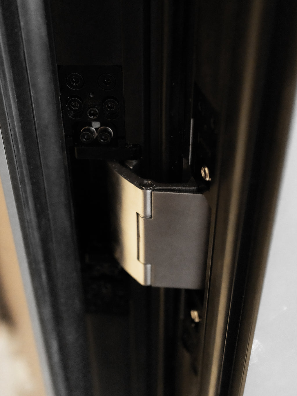 Hőszigetelt biztonsági alumínium bejárati ajtó IronDOOR33 – Antracit - 98 × 208 cm