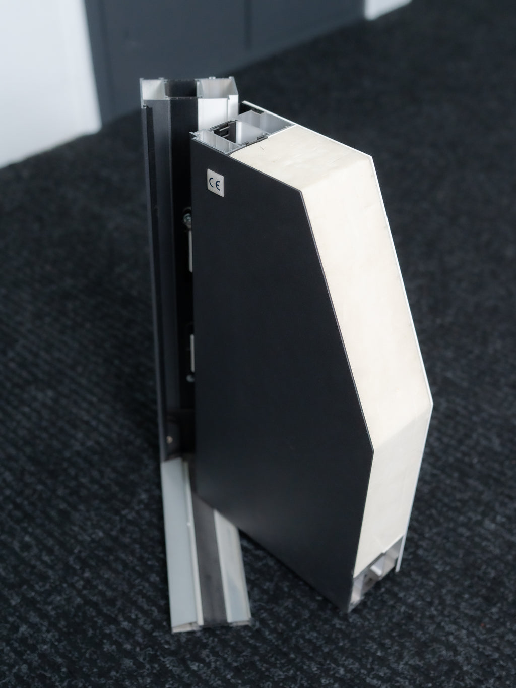 Hőszigetelt biztonsági alumínium bejárati ajtó IronDOOR33 – Antracit - 98 × 208 cm