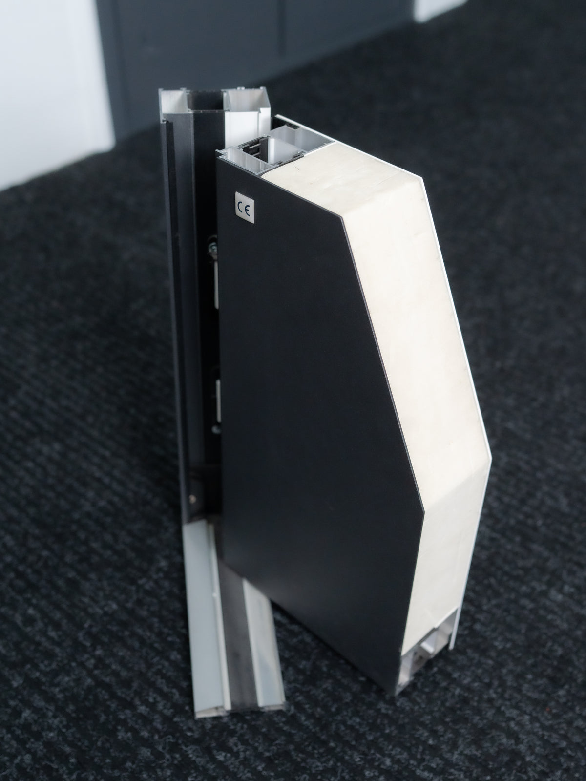Hőszigetelt biztonsági alumínium bejárati ajtó IronDOOR33 – Antracit - 98 × 208 cm