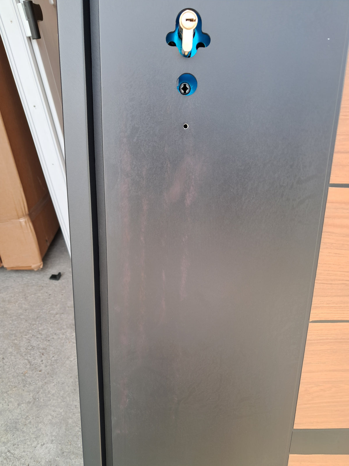 Z LEPOTNO NAPAKO – toplotno izolirana varnostna vhodna vrata IronDOOR24 98×208 cm