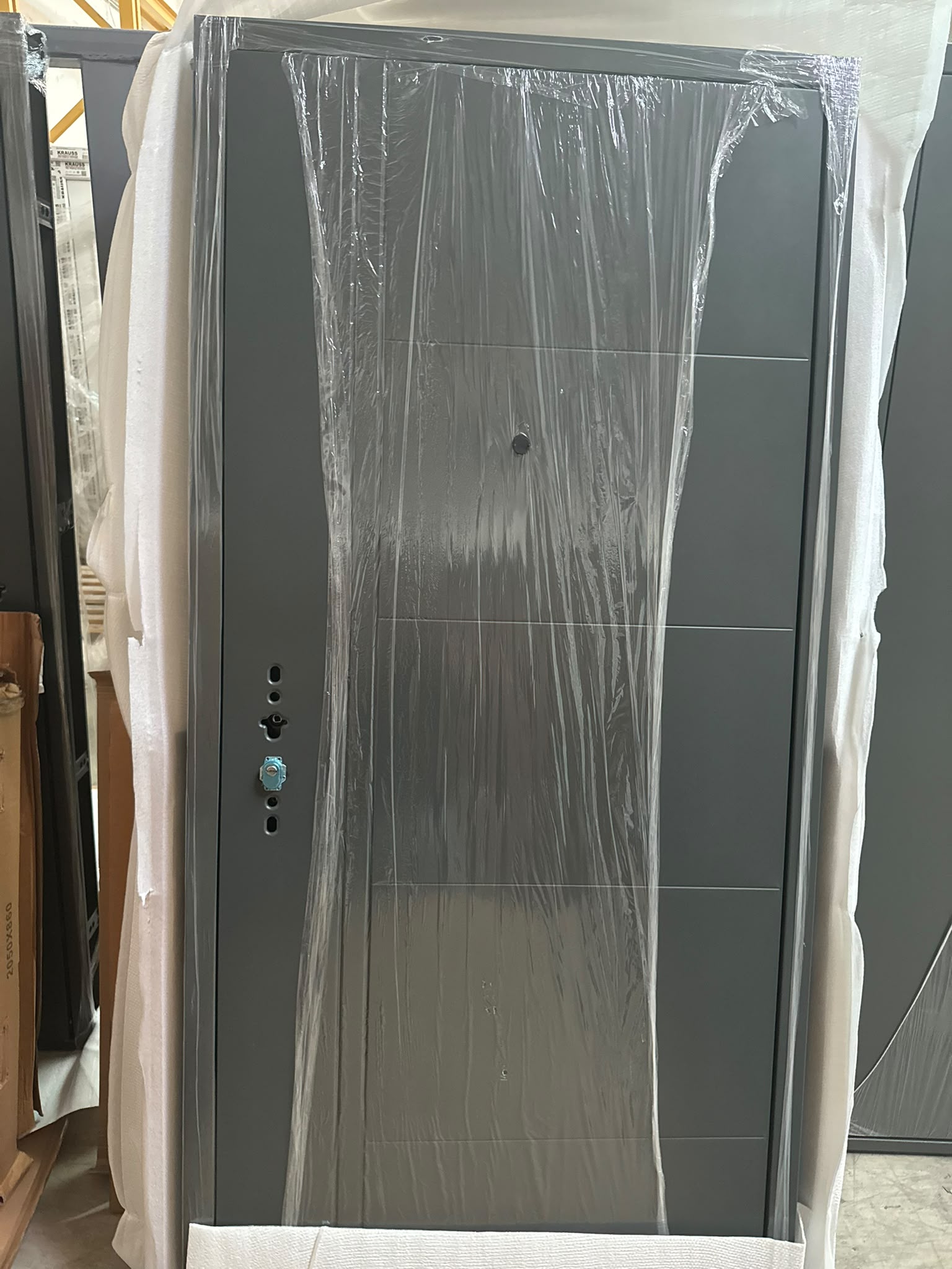 ESTETSKA NAPAKA – Toplotno izolirana varnostna vhodna vrata IronDOOR16 95×205 cm – s skritimi tečaji