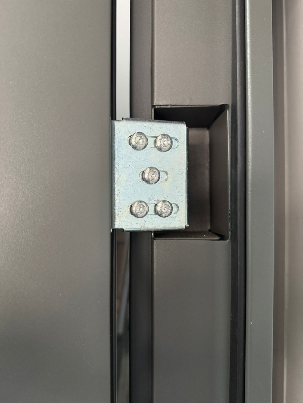 Z LEPOTNO NAPAKO – toplotno izolirana varnostna vhodna vrata IronDOOR01 98x208cm v antracitni barvi s pametno ključavnico s 4 funkcijami
