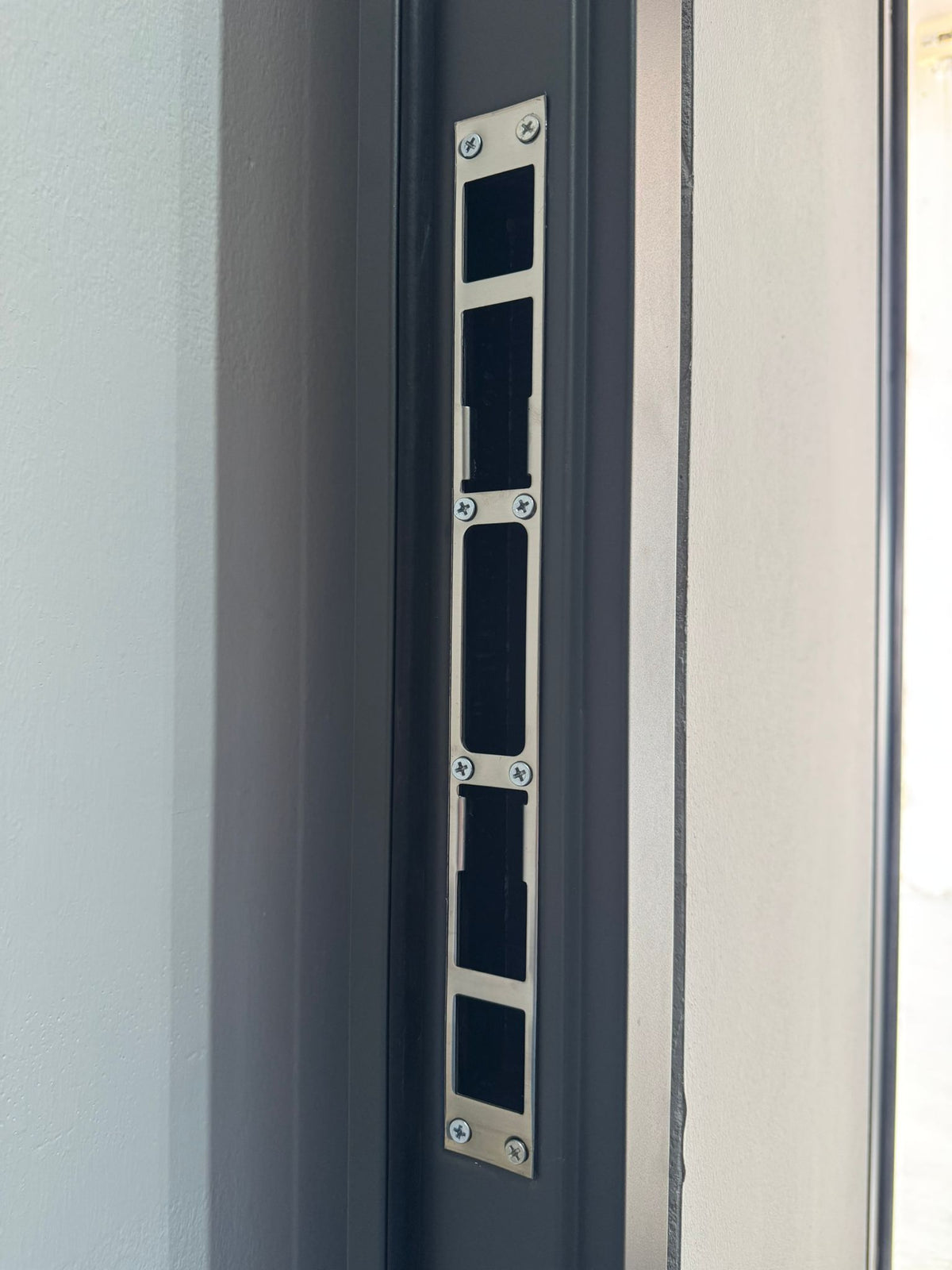 Toplotnoizolacijska varnostna vhodna vrata IronDOOR01 98x208cm v antracitni barvi s pametno ključavnico s 4 funkcijami