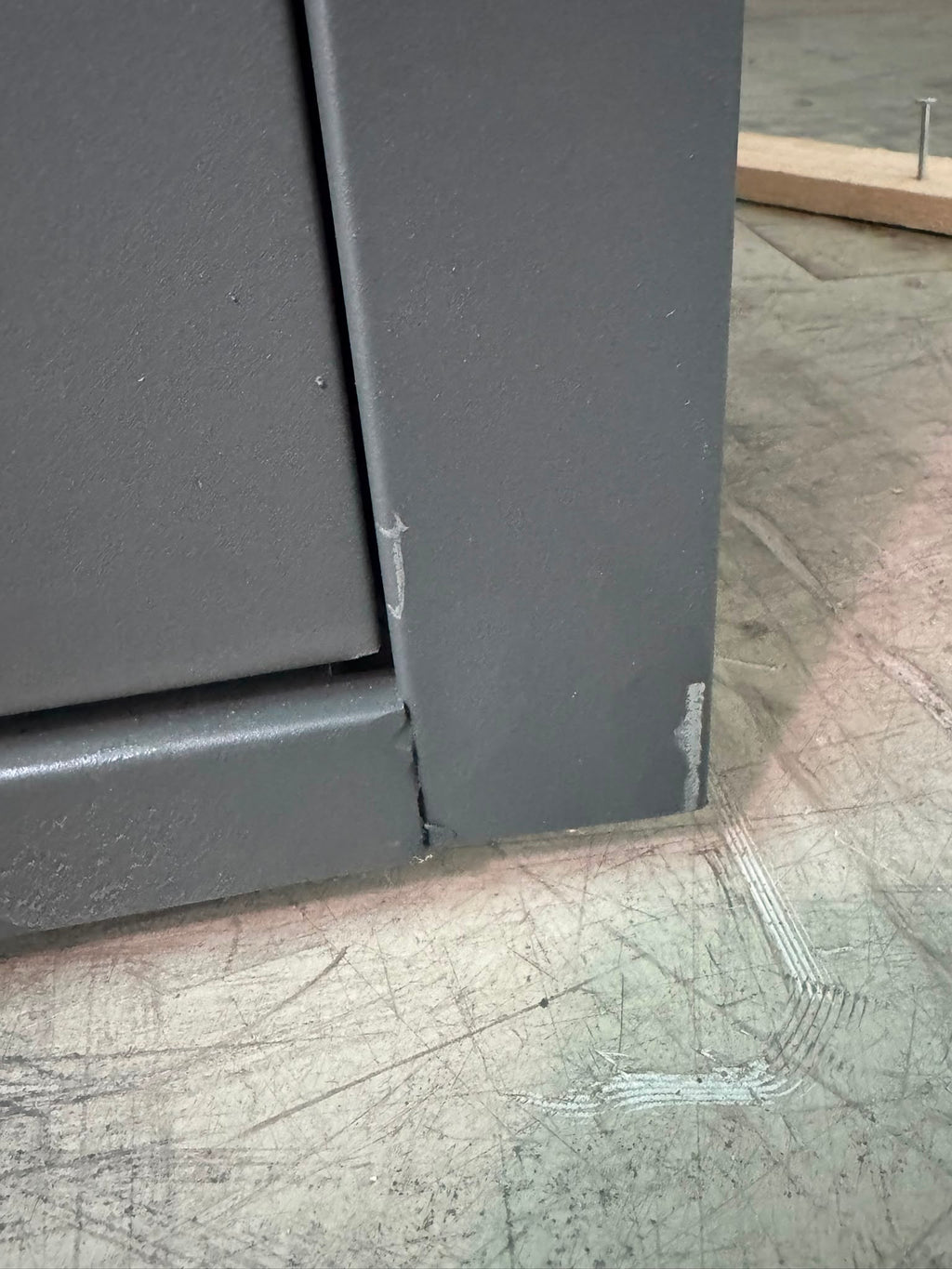 Z LEPOTNO NAPAKO – toplotno izolirana varnostna vhodna vrata IronDOOR01 98x208cm v antracitni barvi s pametno ključavnico s 4 funkcijami