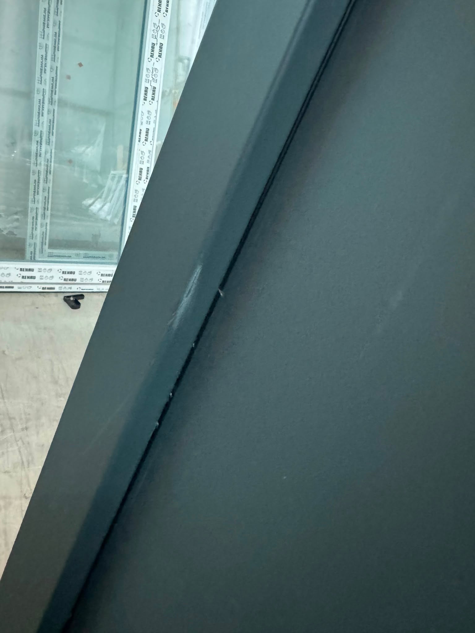 Z LEPOTNO NAPAKO – toplotno izolirana varnostna vhodna vrata IronDOOR01 98x208cm v antracitni barvi s pametno ključavnico s 4 funkcijami