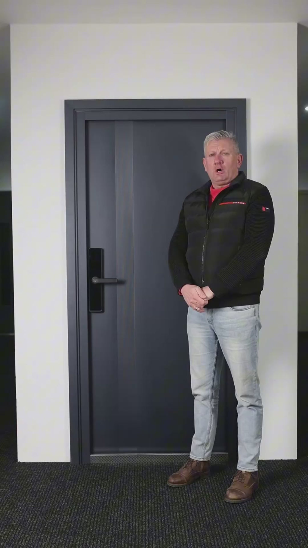 Z LEPOTNO NAPAKO – toplotno izolirana varnostna vhodna vrata IronDOOR01 98x208cm v antracitni barvi s pametno ključavnico s 4 funkcijami